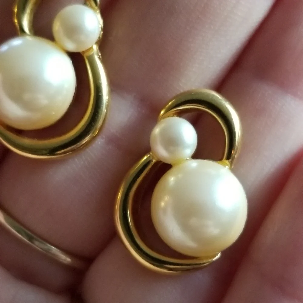 Vintage Richelieu earrings faux pearls Gold tone pearlcore elegant classic